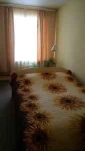 エカテリンブルクにあるАпартаменты на Азина 20 к2のベッドルーム1室(ひまわりのベッドカバー付)