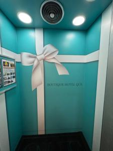 a room with a blue wall with a white bow at Que キュー -レジャーホテル in Shizuoka