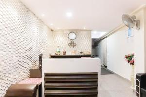 a salon with a white counter in a room at Hotel Comfy Point - Sec 44 Noida in Noida +29 photos