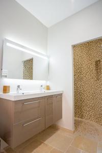 y baño con lavabo y espejo. en L'Oustau D'Alberta, en Aix-en-Provence