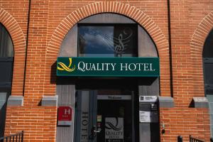 aania hotel sign on the front of a brick building at Quality Hotel Toulouse Centre in Toulouse