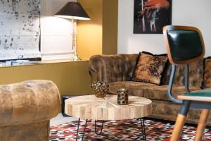 a living room with a couch and a table at Quality Hotel Toulouse Centre in Toulouse