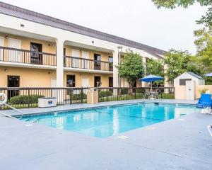 a swimming pool in front of a apartment building at Quality Inn At the Mall - Valdosta in Valdosta +11 photos