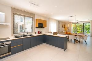 a kitchen and dining room with a dining table at PARATY Apartment l Complex Ocean Terraces in Poste Lafayette