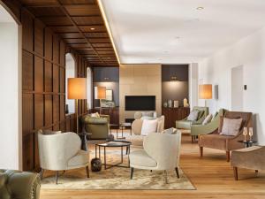 a living room with chairs and a television at Jakobsberg Nature Resort - Hotel & Golf in Boppard