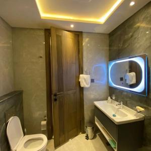 ein Badezimmer mit Toilette und Waschbecken in der Unterkunft Park Ridge Hotel Serviced Apartments - Executive Valley View Apartment in Murree