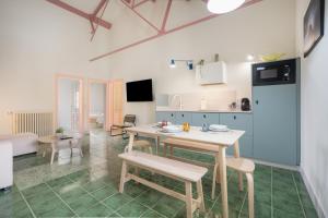 a kitchen and dining room with a table and chairs at Raízes 22 - Apartamento 4 in Puebla de Don Fadrique