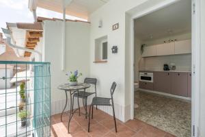 a kitchen and dining room with a table and chairs at Raízes 22 - Apartamento 6 in Puebla de Don Fadrique