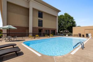 a swimming pool in front of a building at Hampton Inn Springfield-South in Springfield