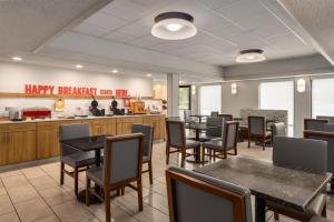 a restaurant with tables and chairs and a counter at Hampton Inn Springfield-South in Springfield