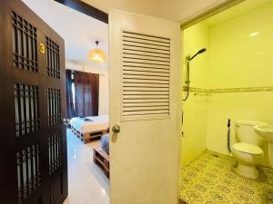 ein Badezimmer mit Toilette und ein Schlafzimmer in der Unterkunft La Locanda in Bangkok + 277 Fotos
