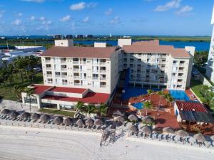 an aerial view of the hotel and the beach at Club Regina Cancun in Cancún +98 photos
