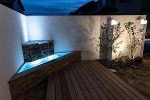 唐津市にある水響邸-blue sound villa-の建物の隅にあるホットタブ