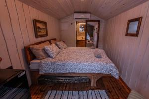 a bedroom with a bed in a small room at Metsatiigi Resort in Kersalu