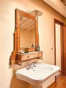 ein Badezimmer mit Waschbecken und Spiegel in der Unterkunft Dimora Valverde B&B in Marano di Valpolicella + 127 Fotos