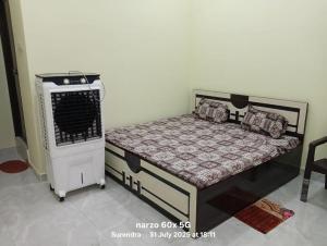 a small bed in a room with a stove at RAM DARBAR PALACe & APS HOTEL in Umariā