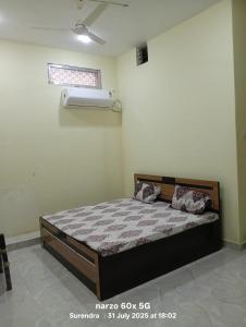 a bedroom with a bed in a room at RAM DARBAR PALACe & APS HOTEL in Umariā