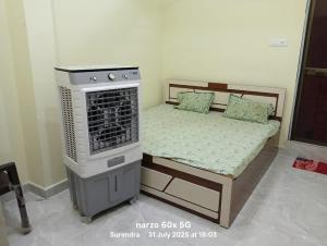 a small bedroom with a bed and a stove at RAM DARBAR PALACe & APS HOTEL in Umariā