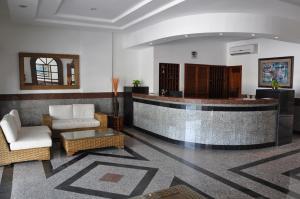 een lobby met een wachtruimte met stoelen en een tafel bij Caribbean Apartments in San Andrés