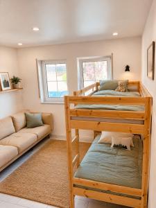 a bedroom with two bunk beds and a couch at Mediterrane Ferienwohnung mit Whirlpool und Weitblick in Merchweiler