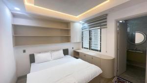 a small bedroom with a bed and a window at Căn hộ Na Uy in Nha Trang