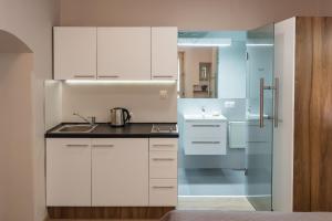 Kuchyňa alebo kuchynka v ubytovaní Krakow For You Budget Apartments + 37 fotografií