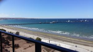 - Vistas a una playa con muelle y al océano en JOAQUINa2 en Puerto Madryn