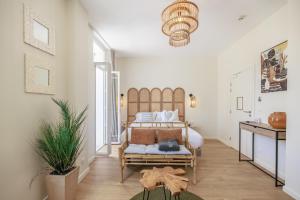 ein Schlafzimmer mit einem Bett und einer Topfpflanze in der Unterkunft Hôtel La Villa Juan Beach in Juan-les-Pins + 74 Fotos