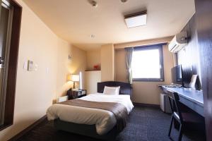 a hotel room with a bed and a desk at Hotel Honjo in Honjo +94 photos