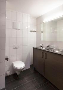 A bathroom at Appart Laijola