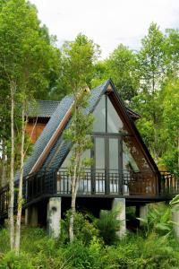 a house with a gambrel roof with glass windows at La Vela Legacy Resort in Thôn Dương Xuân Hạ