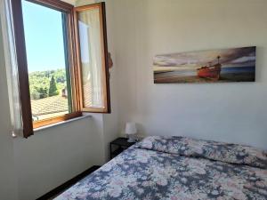 a bedroom with a bed and a window at Appartamento Losanna in Campo nell'Elba