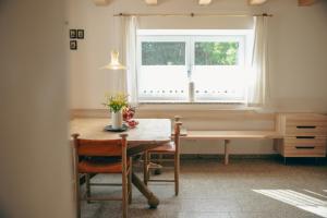 a dining room with a table and a window at Ferienhaus Allmunzen in Witzmannsberg