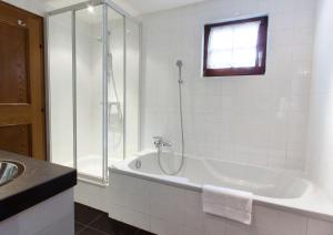 A bathroom at Appart Laijola