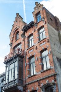 ロンセにあるLuxueus vakantiehuis in hartje Ronse met 7 slaapkamers & badkamersの赤レンガ造りの塔