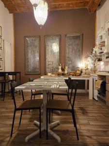 a dining room with a table and chairs at B&B Cimatori in Florence
