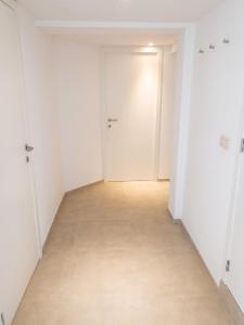 an empty hallway with a door and a tile floor at Comfortable Apartment in Waterloo with Jacuzzi - 78m² in Waterloo +10 photos