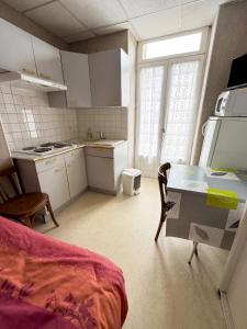 Kuhinja oz. manjša kuhinja v nastanitvi Studio confortable à Néris-les-Bains - 18 m² + Balcon