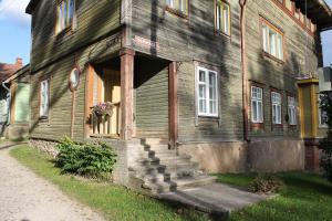 an old wooden house with stairs in front of it at Trepimäe Guest Apartment in Viljandi