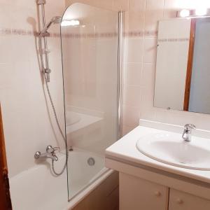 a bathroom with a shower and a sink at Studio cosy à Les Gets 25 m² avec vue montagne in Les Gets