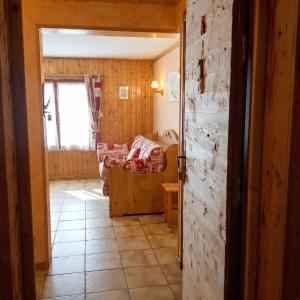 a living room with a couch and a table at Studio cosy à Les Gets 25 m² avec vue montagne in Les Gets