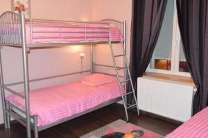 a bunk bed room with a bunk bed with a bunk bed at Appartement spacieux Gérardmer 90 m² in Gérardmer
