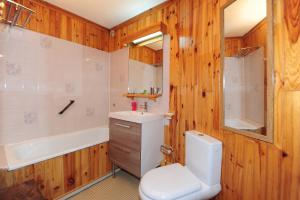 a bathroom with a toilet and a sink and a tub at Appartement charmant à Les Menuires, 36 m², vue montagne. in Saint-Martin-de-Belleville