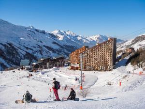 a group of people on skis on a ski slope at Appartement charmant à Les Menuires, 36 m², vue montagne. in Saint-Martin-de-Belleville +5 photos
