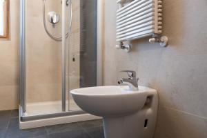 a bathroom with a sink and a shower at Agriturismo Piccola Baita in Falcade