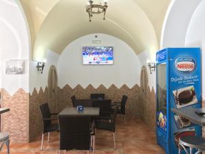 jadalnia ze stołem i krzesłami w obiekcie Hostal Los Encinares w mieście Villanueva de Córdoba