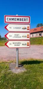 a street sign in the middle of a field at Studio cosy à Camembert - 20 m² avec terrasse et parking in Camembert +4 photos