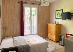 a small bedroom with a bed and a window at Studio moderne à Néris-les-Bains de 17 m² in Néris-les-Bains