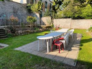 a group of tables and chairs in a yard at Studio moderne à Néris-les-Bains de 17 m² in Néris-les-Bains +1 photo