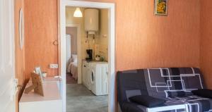 a living room with a couch and a kitchen at Appartement charmant à Plancher-les-Mines 40 m² avec jardin in Plancher-les-Mines